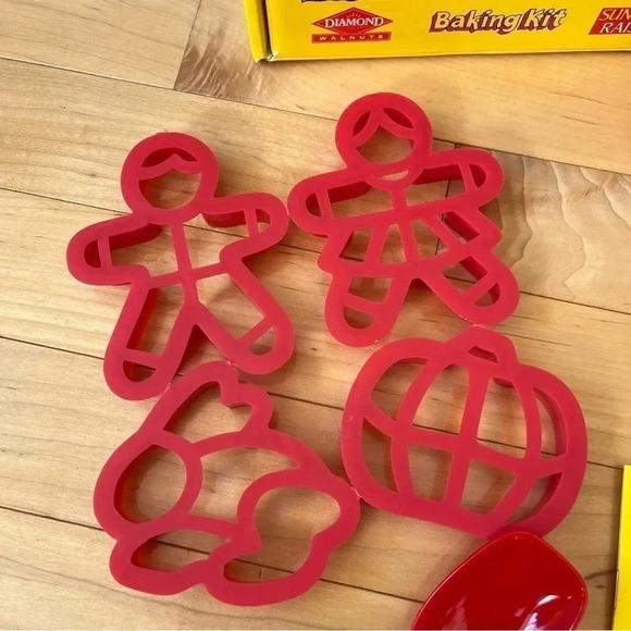1994 SUNMAID RAISINS & DIAMOND WALNUTS BAKING BUDDIES BAKING KIT Cookie Cutters - Picture 4 of 9